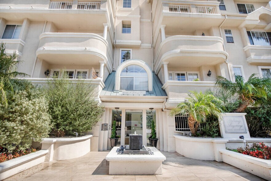 Building Photo - 114 N Doheny Dr