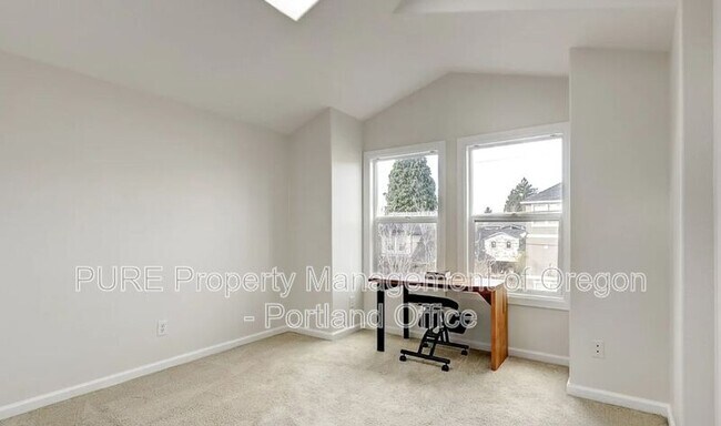 Building Photo - 310 NE Morris St
