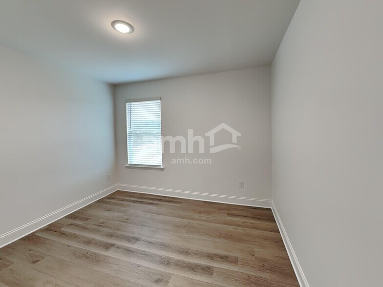 Building Photo - 212 Chase Ln