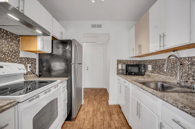 Building Photo - 490 N Civic Dr