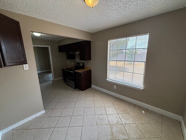 Building Photo - 3 bed 2 bath home
