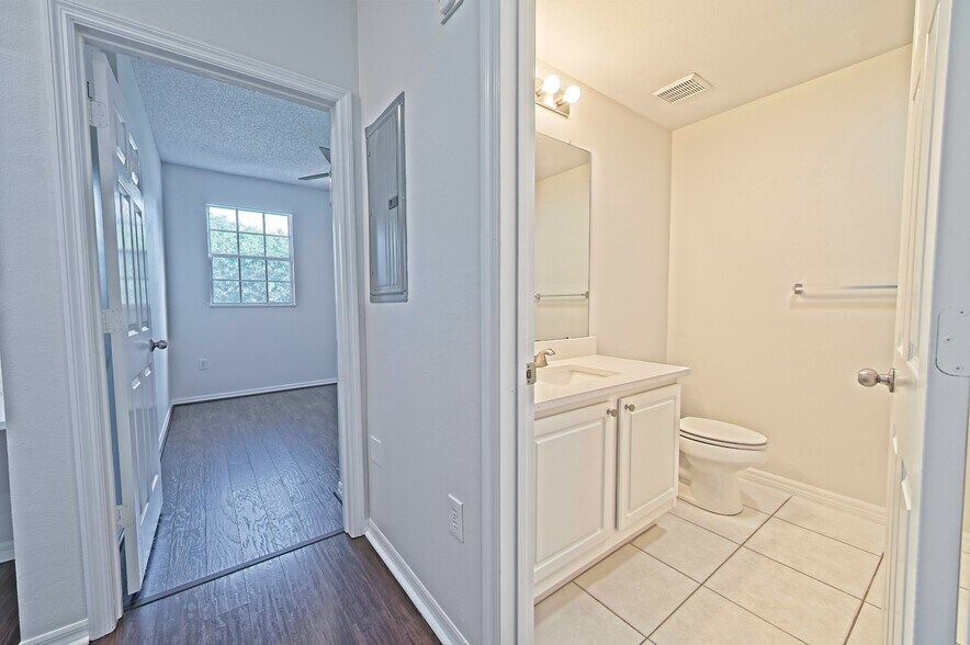 1st Level Guest Bathroom - 5701 Bentgrass Dr