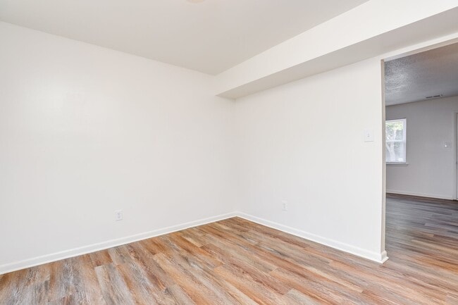Building Photo - 2401 Shamrock Gardens Dr