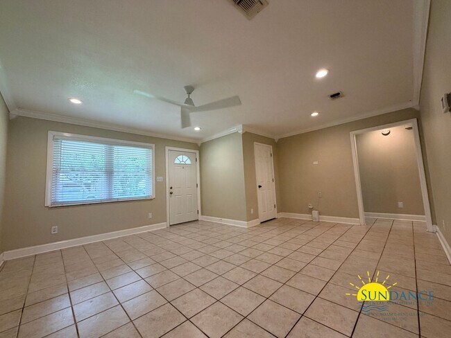 Building Photo - 48 Poulton Dr NW