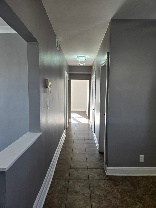 Building Photo - 2822 W Marquette Rd