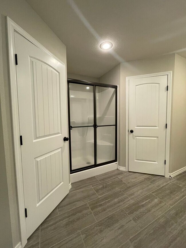Building Photo - Executive Rental - Old Castle Estate Subdivision - Nixa