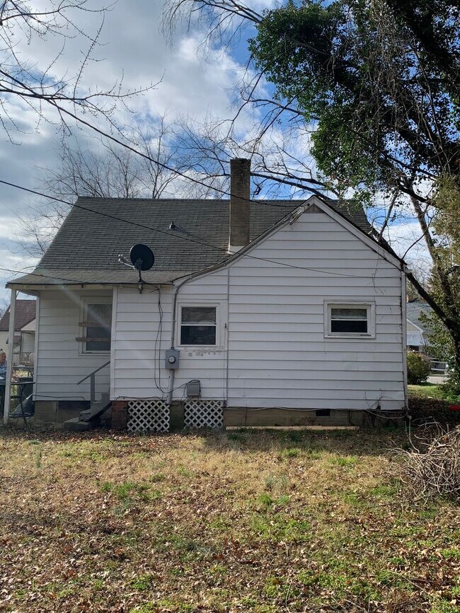 Building Photo - 1302 Overlook St