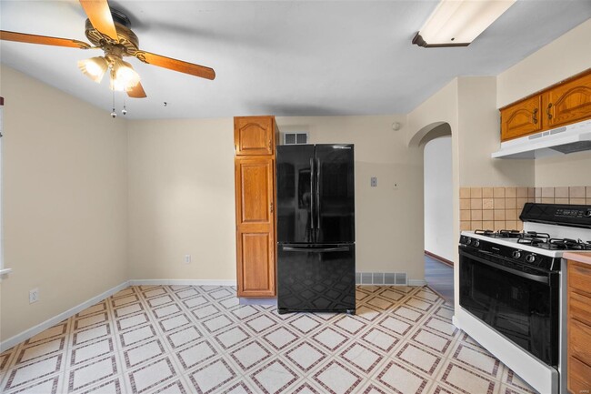 Building Photo - 9537 Chester Ave