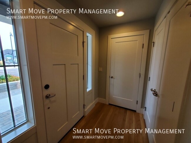 Building Photo - 3256 E Thoroughbred-