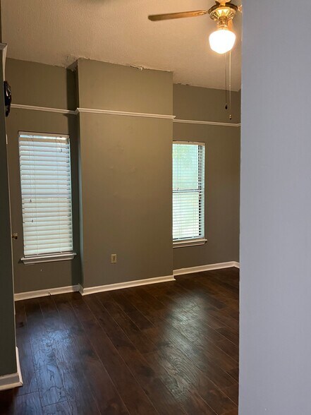 Building Photo - 2826 La Ave