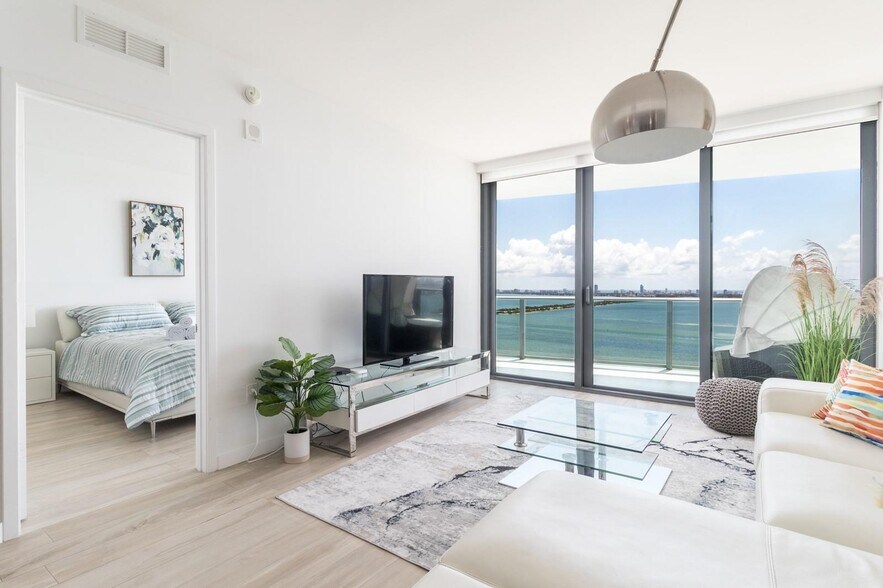 Building Photo - 460 NE 28th St