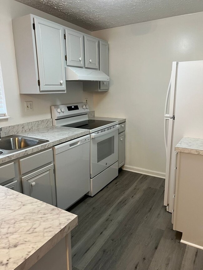 Building Photo - Renovated End-Unit Ready to Move-In