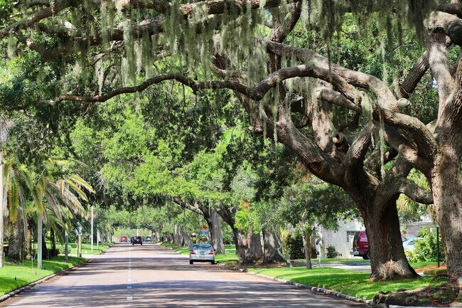 Building Photo - Seasonal Short-Term Venice Island Townhouse Steps from Venice Beach!