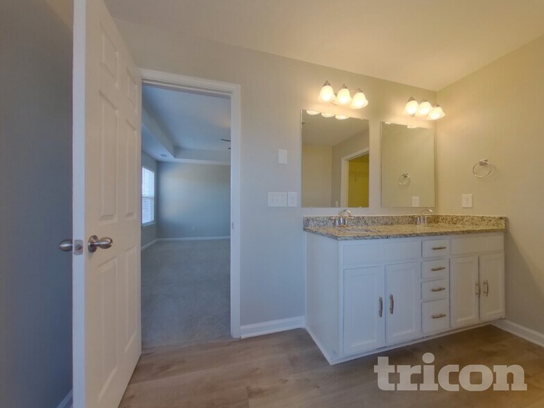 Building Photo - 260 Bonhomme Cir