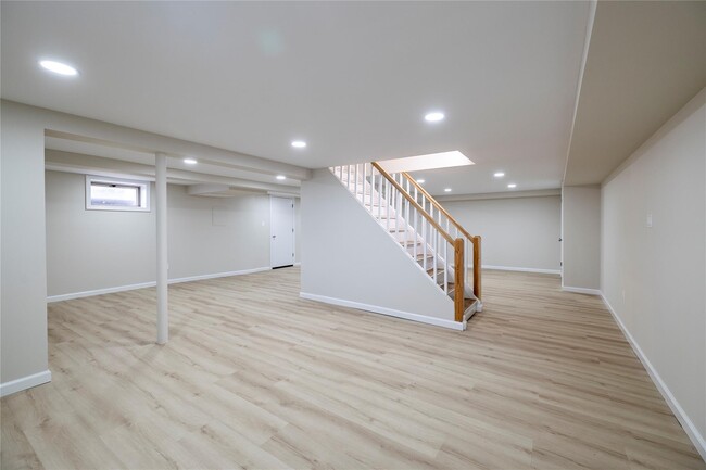 Building Photo - 3883 Franklin Ave