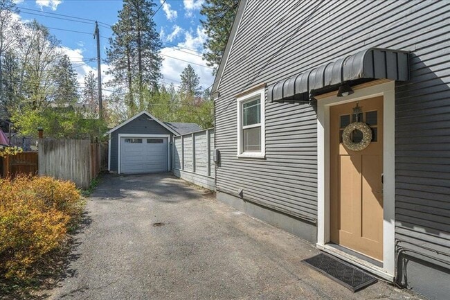Building Photo - South Hill 1 1/2 Story 4 Bedroom 3 Bath Home