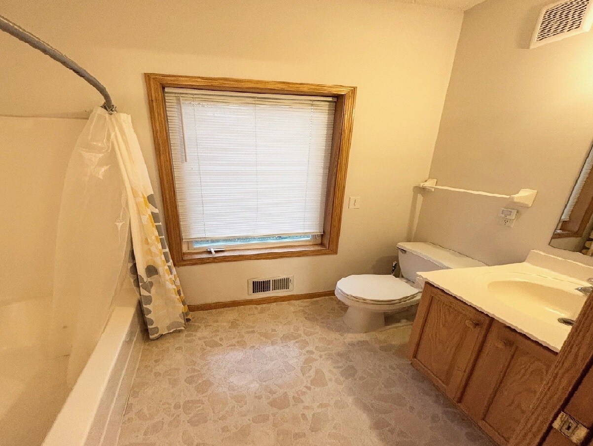 Building Photo - 15014 Valley View Pl