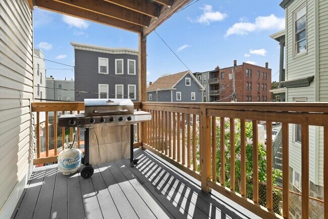 Building Photo - 22 Buttonwood St