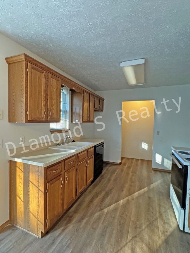 Building Photo - 3 Bedroom Home Located in Established Neighborhood!