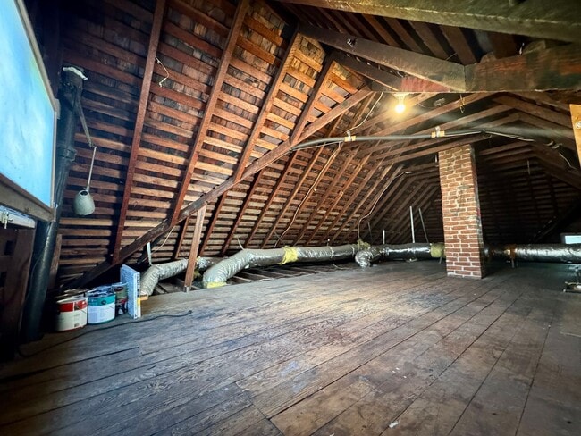 Building Photo - OAKVILLA