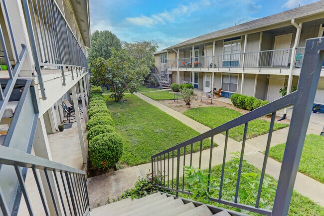 Building Photo - 2450 Ashdale Dr