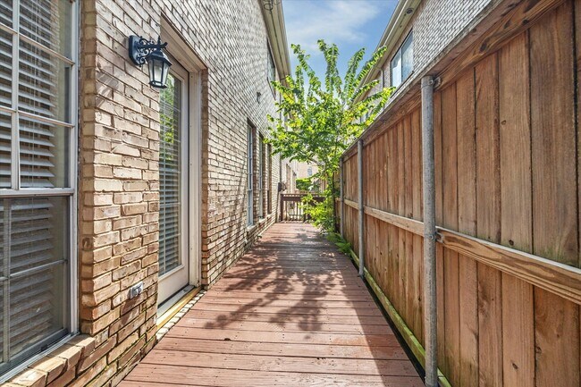 Building Photo - 2838 Briarhurst Park