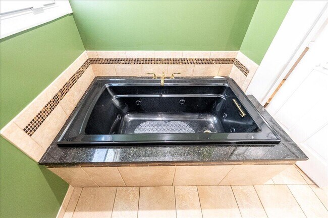 Building Photo - 1326 SW Bartell Ave