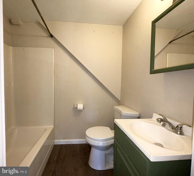 Building Photo - 26 Orchard St W