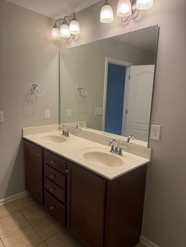 Building Photo - Charming 3-bedroom, 2-bath home located in...