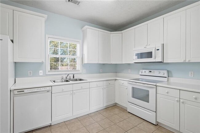 Building Photo - Brick Townhome in Meadowbrook!