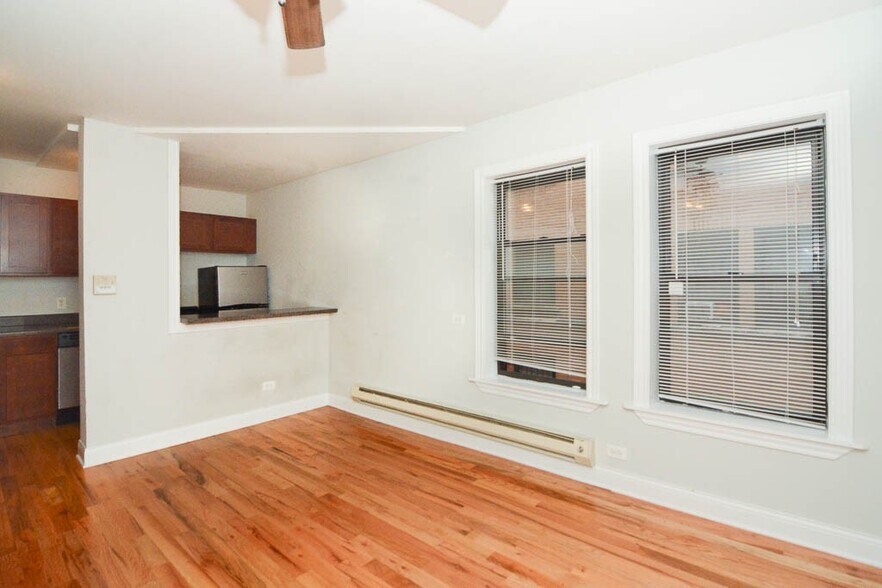 Building Photo - 826 W Cornelia Ave