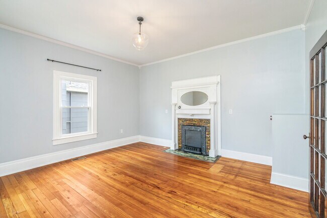 Building Photo - 206 E Springdale Ave