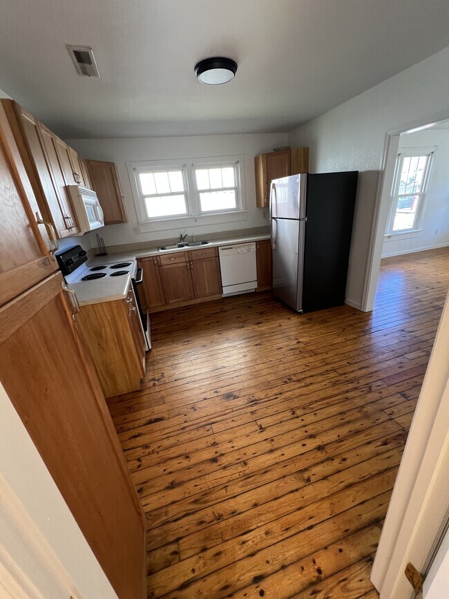 Building Photo - 607 Snow St