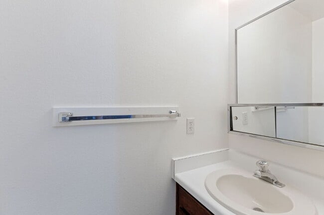 Building Photo - Immaculate 2-Story Townhome with Fireplace...