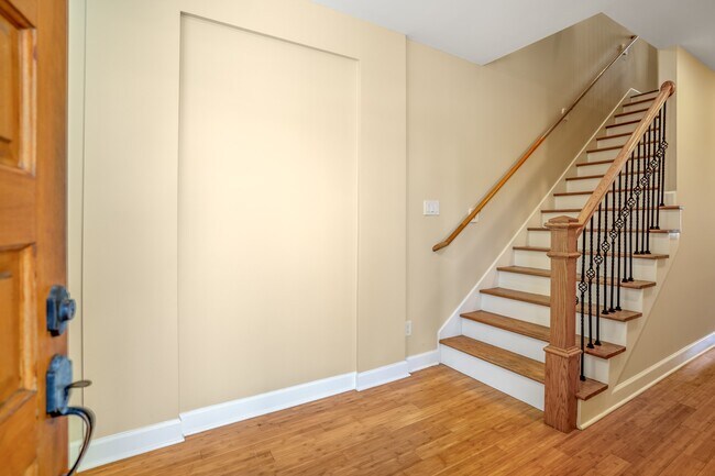 Building Photo - 104 Estelle St
