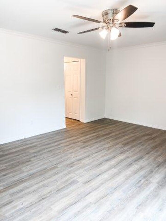 Building Photo - Fully Remodeled Townhome in PG!