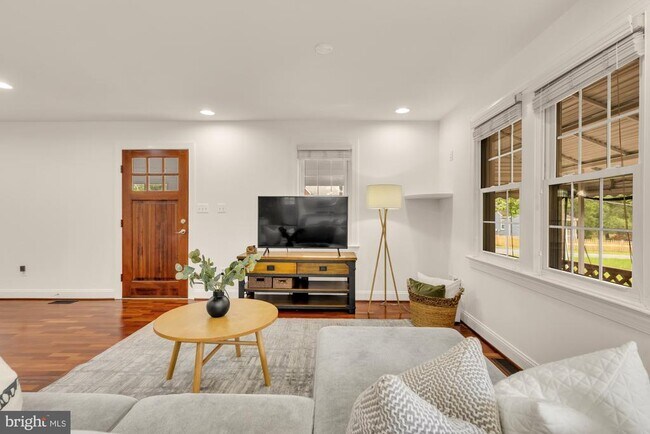 Building Photo - 8604 Woodlawn Ct