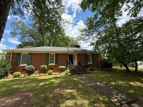 Building Photo - Myers Park 3 Bedrooms 2 Bathroom Duplex!