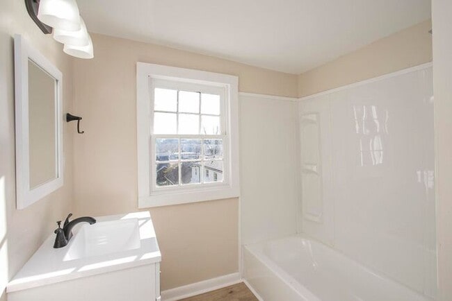 Building Photo - LOCATION! 1/1 Bed Bath Downtown!