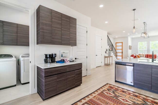 Building Photo - 719 Eleanor Ave