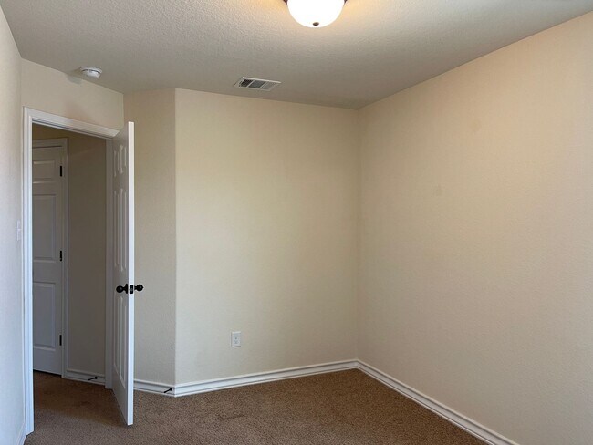 Building Photo - Townhome for rent