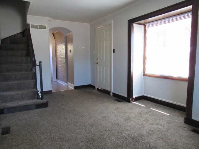 Building Photo - 321 W Elm St