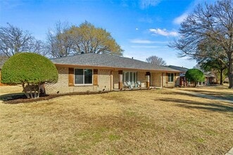 Building Photo - 1621 Westlake Dr