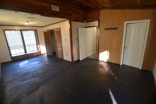 Building Photo - Housing Vouchers Accepted!!!  Location!  Newly updated, 4 bedroom, 2 bath home in historic Beechw...