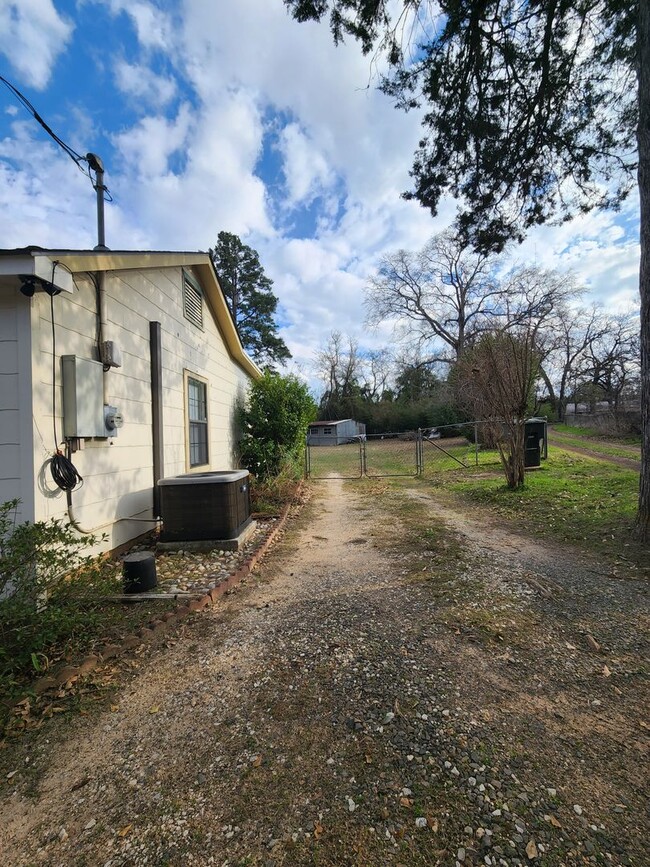 Building Photo - 1827 S Fredonia St