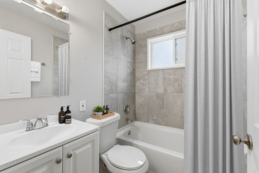 Building Photo - 84 Lasalle St