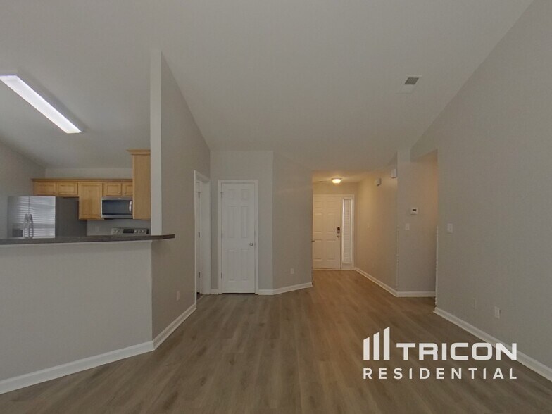 Building Photo - 425 Eglington Tr
