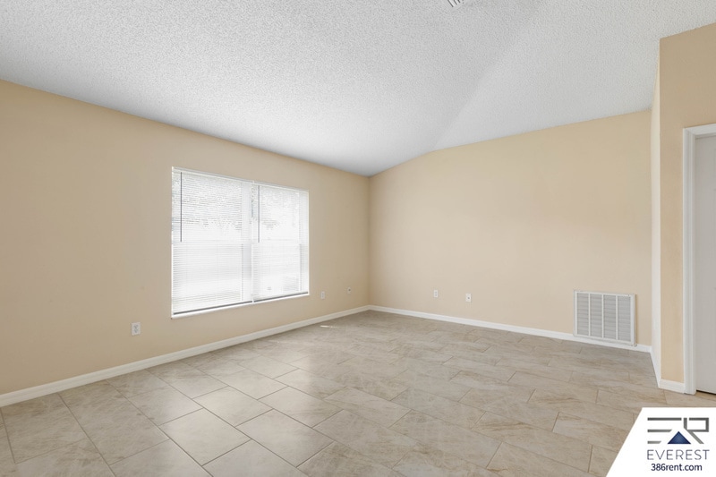 Building Photo - 57 Pin Oak Dr