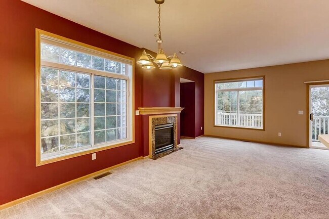 Building Photo - Bright End-Unit 2BD Townhome with Fireplace, Deck & Big Bedrooms
