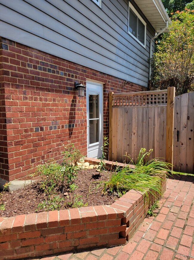 Building Photo - 1107 N Pegram St